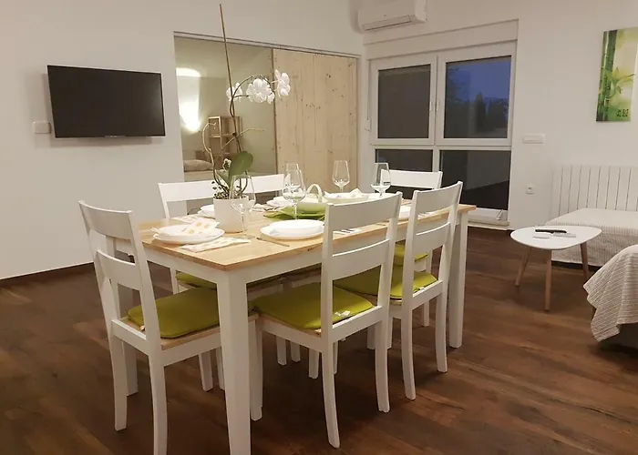 Miran Odmor U Srcu Pule! Apartman Iva 60M2.